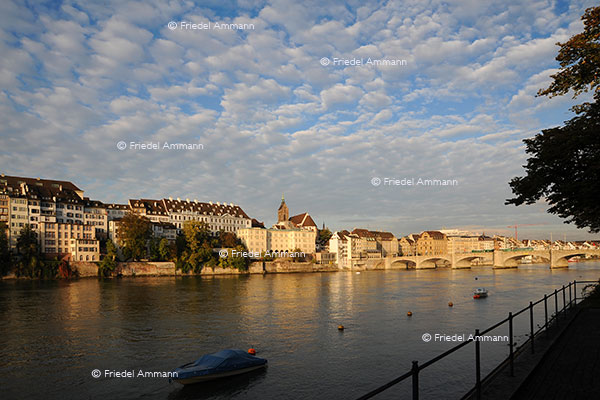 BASEL – Impressionen 2 – Blaues Haus, alte Universität (gelbes Gebäude, gegründet 1460), Martinskirche mittlere Rheinbrücke