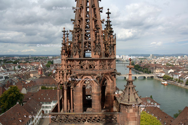 BASEL - Historische Gebäude – Münsterturm