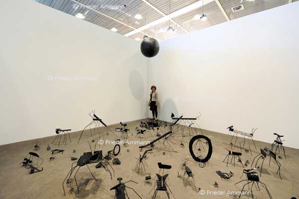 KULTUR - ART 40 Unlimited 2009 - David Shrigleys Stahlskulpturen - Galerie Wallner 