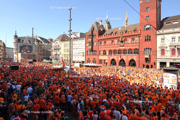 BASEL - BesucherInnen – Oranje (Holländer) - Euro 08 – Marktplatz, Rathaus