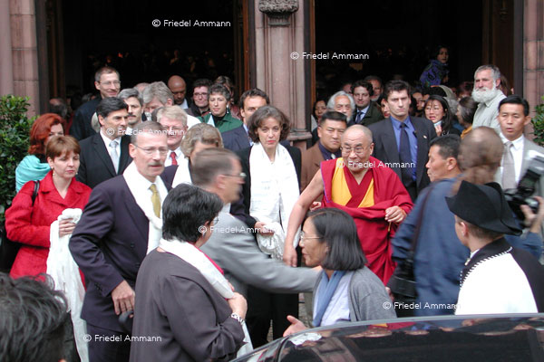 BASEL - BesucherInnen - Der Dalai Lama im Münster