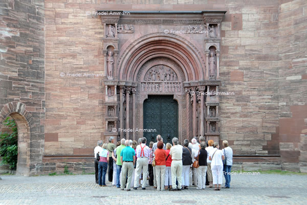 BASEL - BesucherInnen – Münster, Galluspforte