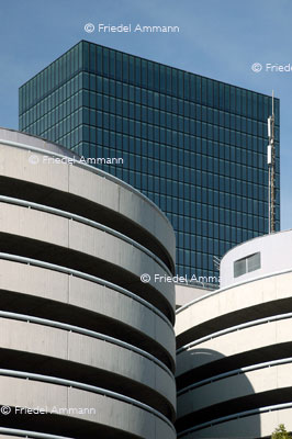 Messehochhaus (Hintergrund), Parkhaus im Vordergrund