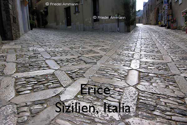 BAUTEN / MOBILITÄT – BUILDINGS / MOBILITY - Strassen, Tunnels - Roads, Tunnel – Erice, Sizilien, Italia