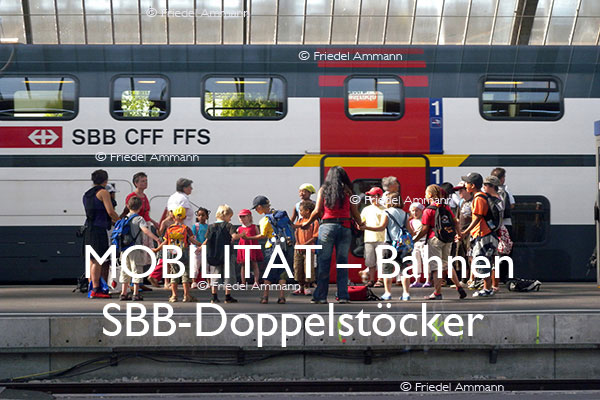 BAUTEN / MOBILITÄT – Bahn – SBB-Doppelstöcker - Hauptbahnhof Zürich, Schweiz