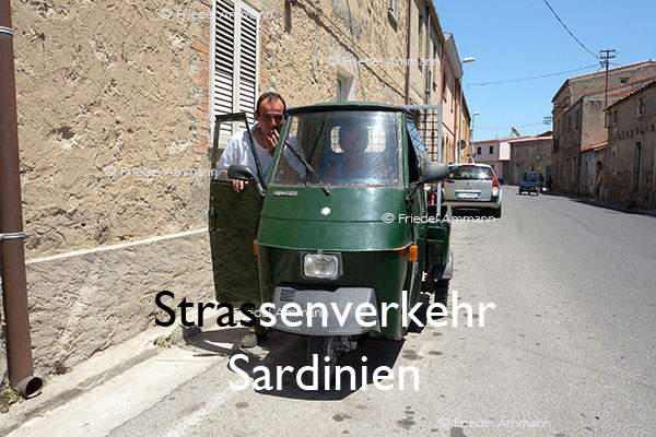 BAUTEN / MOBILITÄT – Strassenverkehr / Traffic – Ape (Kleintransporter), Piaggio - Sardinien, Italia