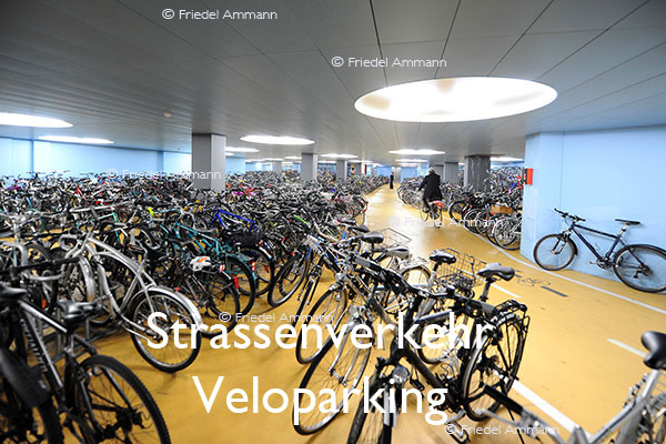 BAUTEN / MOBILITÄT – Strassenverkehr / Traffic – Veloparking, Basel Bahnhof SBB