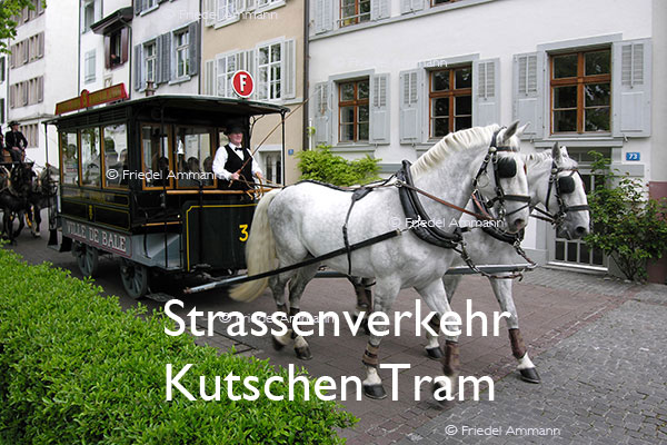 BAUTEN / MOBILITÄT – Strassenverkehr / Traffic – Kutschen Tram – Basel, Schweiz