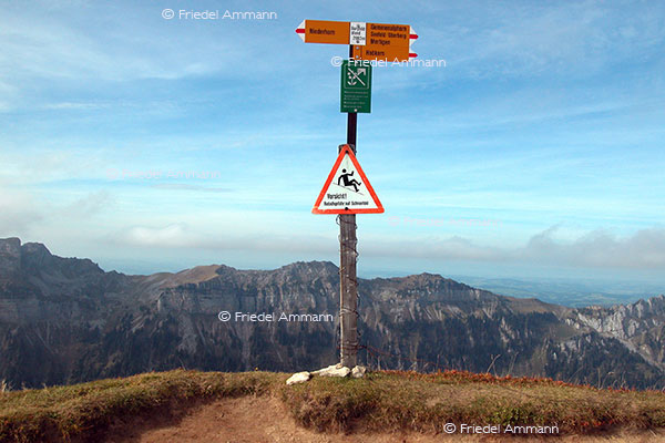 BAUTEN / MOBILITÄT - BUILDINGS / MOBILITY - Verkehrszeichen / Roadsign – Wanderwegweiser, Schweiz