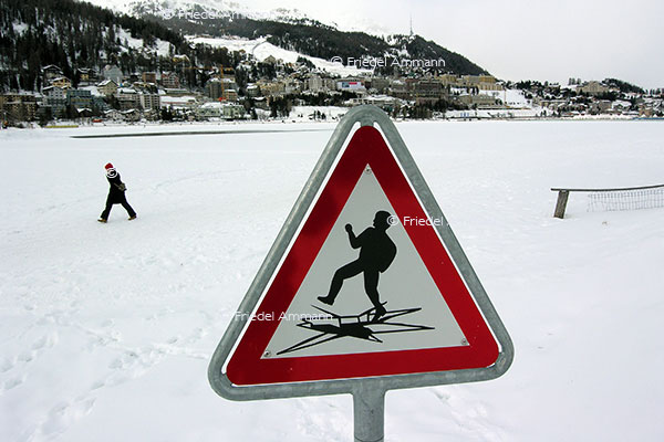 BAUTEN / MOBILITÄT - BUILDINGS / MOBILITY - Verkehrszeichen / Roadsign – Schweizer Warntafel, St Moritz