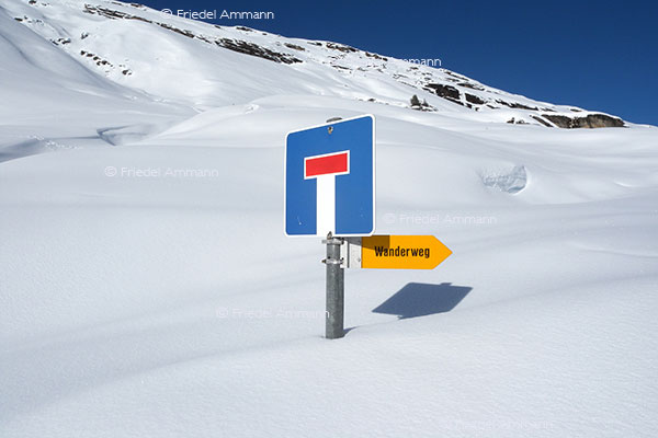 BAUTEN / MOBILITÄT - BUILDINGS / MOBILITY - Verkehrszeichen / Roadsign – Schweizer Hinweistafel und Wanderwegweiser