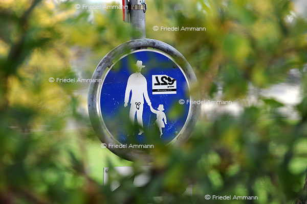 BAUTEN / MOBILITÄT - BUILDINGS / MOBILITY - Verkehrszeichen / Roadsign - Schweizer Verkehrsschild