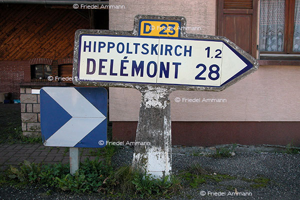 BAUTEN / MOBILITÄT - BUILDINGS / MOBILITY - Verkehrszeichen / Roadsign - Ehemalige französische Wegweisertafel aus Stein