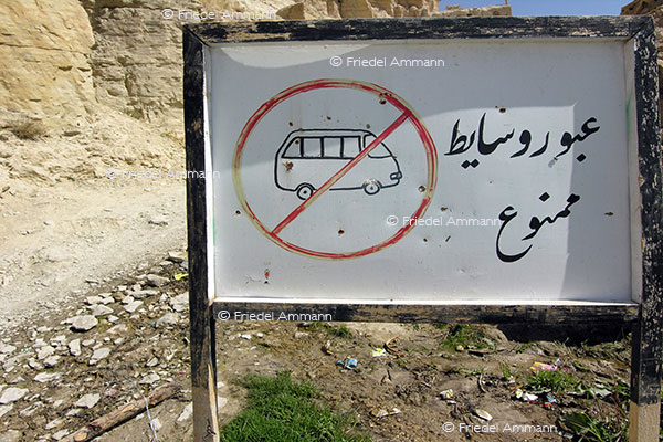 BAUTEN / MOBILITÄT - BUILDINGS / MOBILITY - Verkehrszeichen / Roadsign – Verbotstafel, Afghanistan