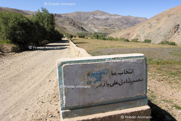 BAUTEN / MOBILITÄT - BUILDINGS / MOBILITY - Verkehrszeichen / Roadsign – Afghanistan