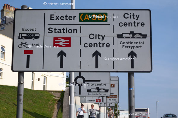 BAUTEN / MOBILITÄT - BUILDINGS / MOBILITY - Verkehrszeichen / Roadsign – England