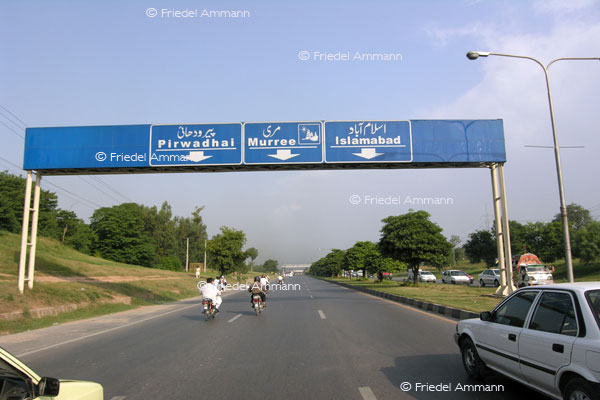 BAUTEN / MOBILITÄT - BUILDINGS / MOBILITY - Verkehrszeichen / Roadsign – Pakistan