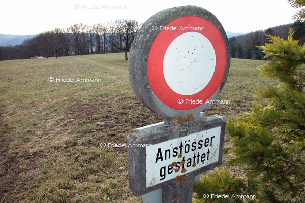 BAUTEN / MOBILITÄT - BUILDINGS / MOBILITY - Verkehrszeichen / Roadsign – Schweizer Verbotstafel