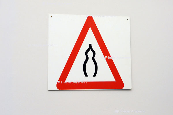 BAUTEN / MOBILITÄT - BUILDINGS / MOBILITY - Verkehrszeichen / Roadsign – Schweizer Verbotstafel
