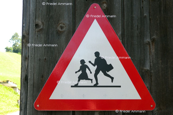 BAUTEN / MOBILITÄT - BUILDINGS / MOBILITY - Verkehrszeichen / Roadsign – Schweizer Verbotstafel