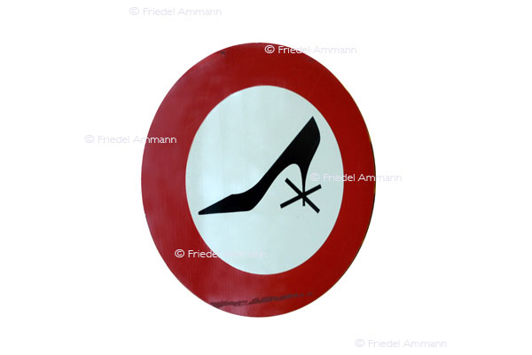 BAUTEN / MOBILITÄT - BUILDINGS / MOBILITY - Verkehrszeichen / Roadsign – Schweizer Verbotstafel