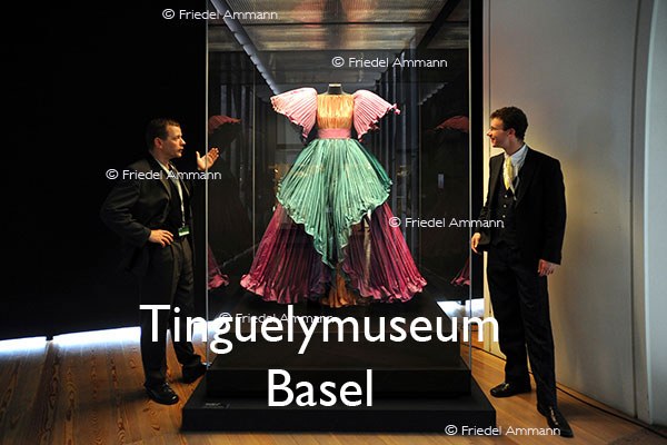 KULTUR – Ausstellungen / Galerien – Rüstung und Robe im Tinguelymuseum - Basel, Schweiz