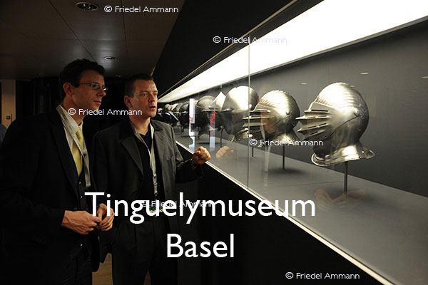 KULTUR – Ausstellungen / Galerien – Rüstung und Robe im Tinguelymuseum - Basel, Schweiz