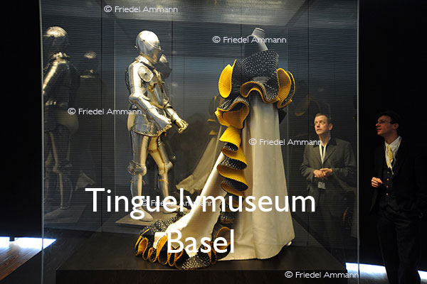 KULTUR – Ausstellungen / Galerien – Rüstung und Robe im Tinguelymuseum - Basel, Schweiz