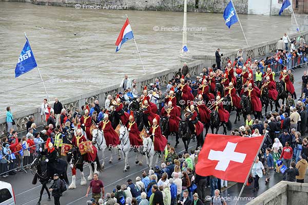 KULTUR - Basel Tattoo – Umzug durch die Stadt – Band of the Blues and Royals, England