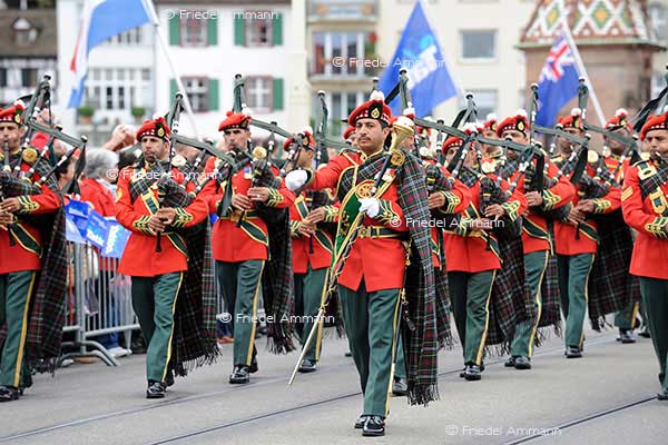 KULTUR - Basel Tattoo – Umzug durch die Stadt – The Royal Army of Oman Pipes and Drums