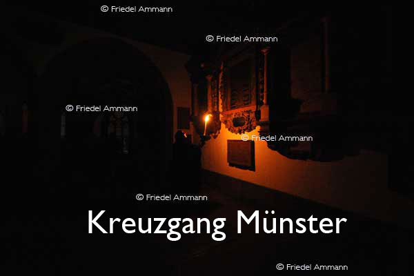 KULTUR – Ueli Jäggi liest «Die Vergänglichkeit» von J. P. Hebel, Szenische Einrichtung Maria Thorgevsky – Kreuzgang Münster, Basel