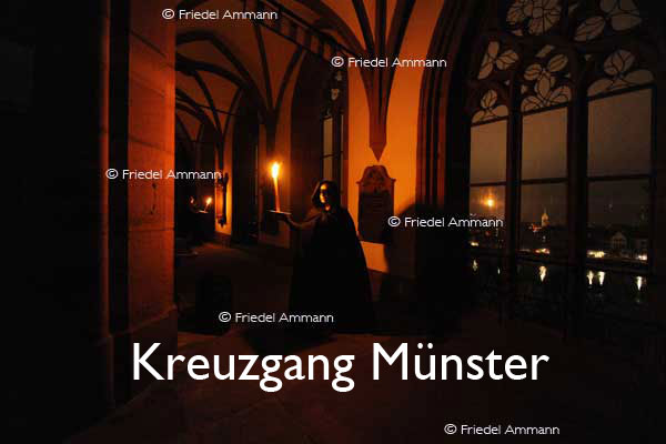 KULTUR – Ueli Jäggi liest «Die Vergänglichkeit» von J. P. Hebel, Szenische Einrichtung Maria Thorgevsky – Kreuzgang Münster, Basel 
