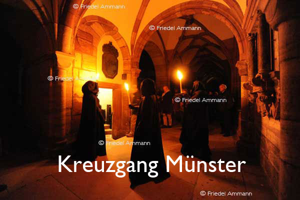 KULTUR – Ueli Jäggi liest «Die Vergänglichkeit» von J. P. Hebel, Szenische Einrichtung Maria Thorgevsky – Kreuzgang Münster, Basel 