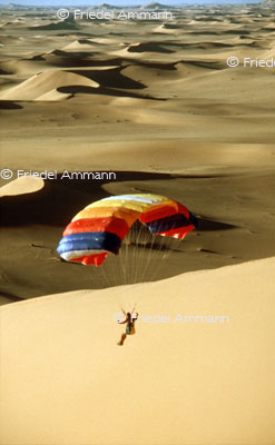 KULTUR – Sport – Gleitschirmfliegen – Sahara, Algerien