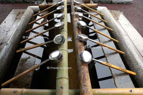 KULTUR – Buddhismus - Purification Fountain - Japan 