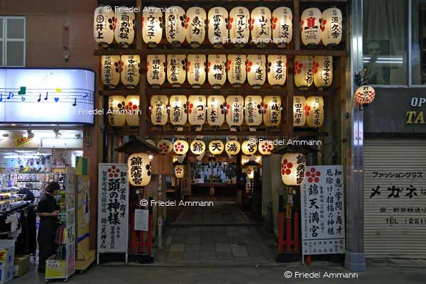 KULTUR – Buddhismus – Temple-Lanterns, Japan