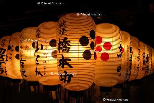 KULTUR – Buddhismus – Temple-Lanterns, Japan