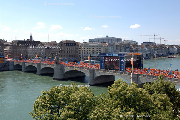 LEBEN - Gemeinsamkeit / Community - Oranje (Holländer) - Euro 08 – mittlere Rheinbrücke, Basel