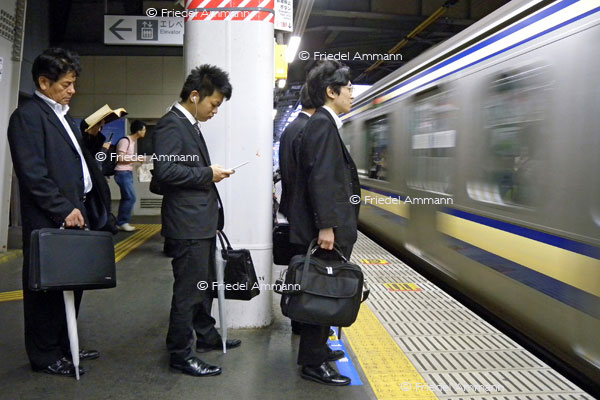 LEBEN – Kommunikation / Communication - Japan