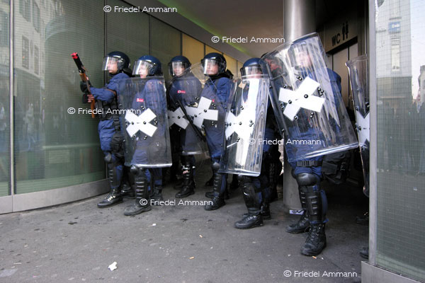 LEBEN - Gewalt / Force - Anti WEF-Demonstration