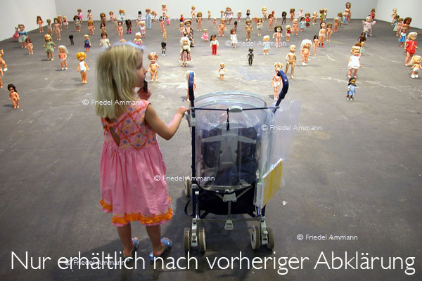 LEBEN - Kinder / children - Schweiz - ART Unlimited Basel 33 2002 - Künstlerin Zoe Leonard