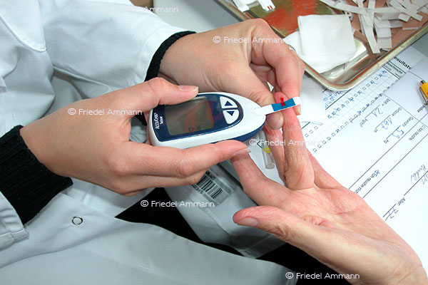 LEBEN - Gesundheit / health - Blutentnahme