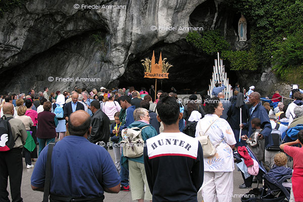 LEBEN - Spiritualität / Religion - Grotte in Lourdes, France