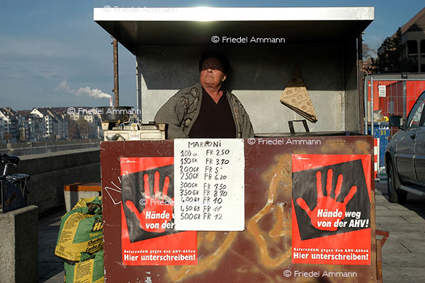 LEBEN - Arbeit / work - Marroniverkäuferin
