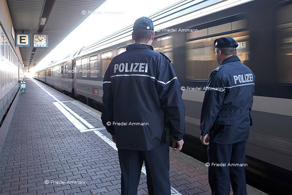 SCHWEIZ - Impressionen 2 - Grenzkontrolle, Badischer Bahnhof, Basel