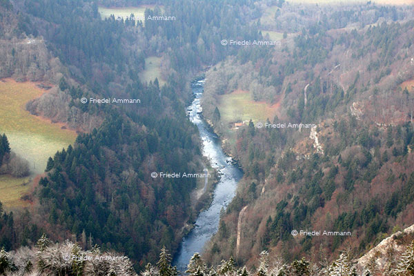 SCHWEIZ - Jura - Blick vom Arête des Sommêtres (Spiegelberg) zum Doubs
