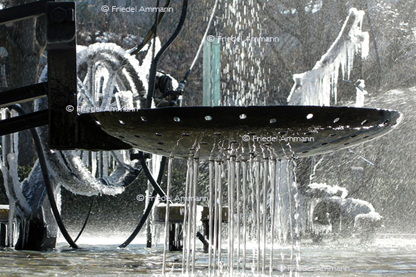 SCHWEIZ - Kultur, Folklore - Basler Fasnachtsbrunnen von Jean Thinguely
