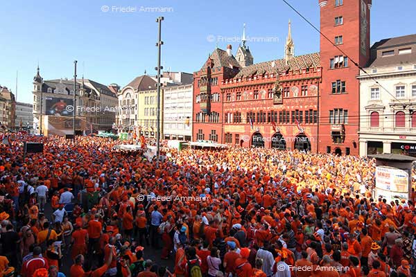 SCHWEIZ - Touristen, Gäste - Holländer besuchen Basel während der Euro