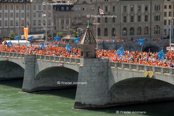 SCHWEIZ -Gesellschaftliche Ereignisse - Oranje (Holländer) - Euro 08 – mittlere Rheinbrücke, Basel