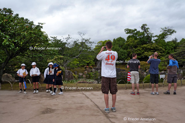 WORLD - Tourismus / Tourism - Tourists at Nijo Castle, Kyoto, Japan